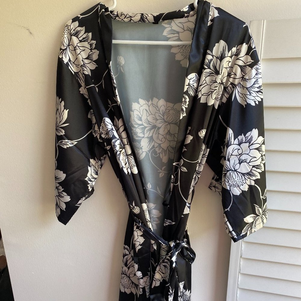 Black and White Floral Robe Kimono Silk Satin Like Unbranded Size Medium